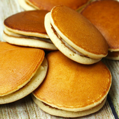 Bánh Dorayaki nhân đậu đỏ hạt dẻ - Red bean and Maron Dorayaki 300g (12)