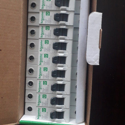 Cầu Dao điện MCB Schneider 1P-40A-4.5kA EZ9F43140 