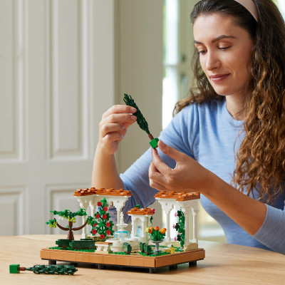 Đồ Chơi Lắp Ráp Khu Vườn Tây Ban Nha LEGO ADUTLS 10359 (1302 chi tiết)