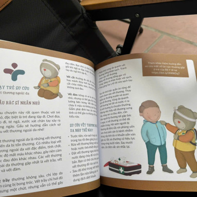 BÉ HỌC SƠ CỨU CÙNG GẤU BÁC SĨ – Esther Lekane, Pierre Winters – Nhã Nam