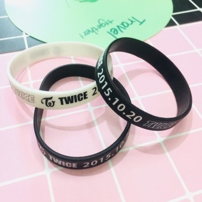 SET 2 VÒNG TAY. LẮC TAY CAO SU TWICE KPOP MÀU ĐEN TRẮNG 
