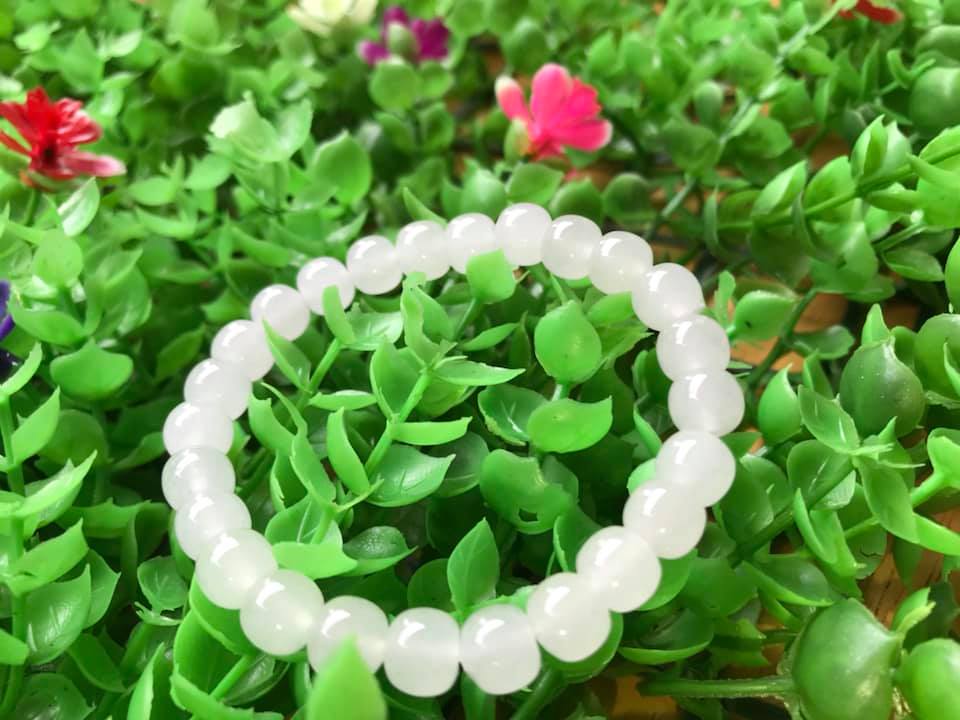 Vòng Tay Phong Thủy May Mắn Đá Ngọc Hoà Điền TRẮNG Tự Nhiên Size 8mm Màu Trắng Ngọc bóng đẹp Nữ mệnh Kim mệnh Thủy ạ