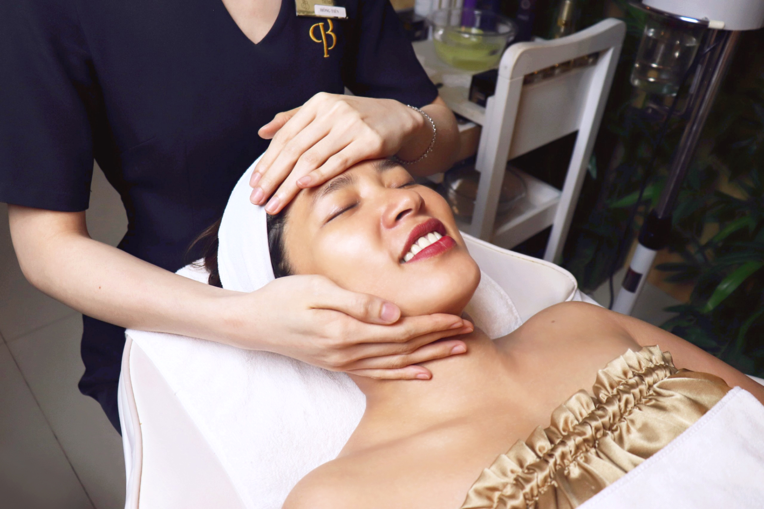 Combo 3 Liệu Trình Soi Da + Chăm Sóc Da Mặt Vàng 24K + Massage Chân Ấn Huyệt 75 Phút