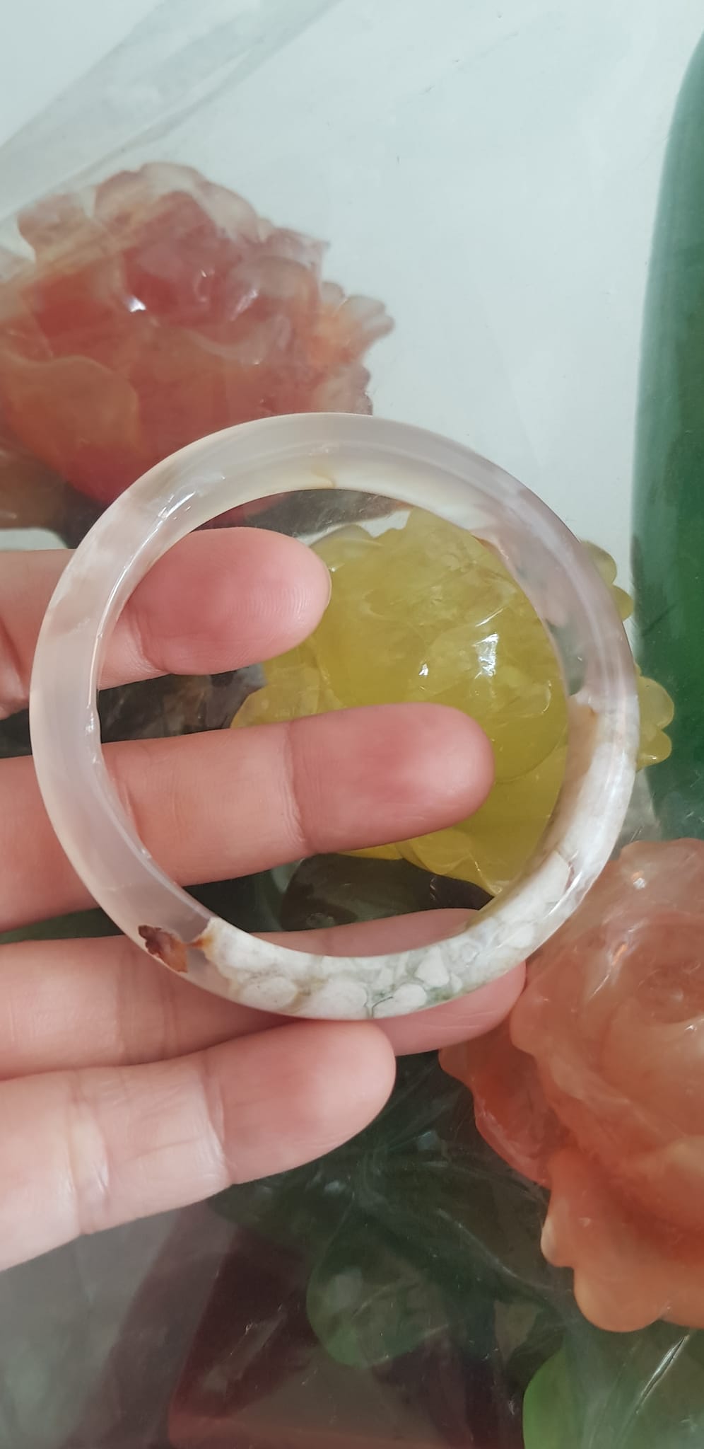 Vòng đeo tay Nữ Bản Hẹ Đá Mã Não Trắng Hoa trong bóng đẹp Size vòng 52mm x Cao 11mm x dầy 6,2mm bóng đẹp màu trắng trong bóng hoa rất xinh Nữ mệnh Kim mệnh Thuỷ 50kg - 52kg đeo ạ