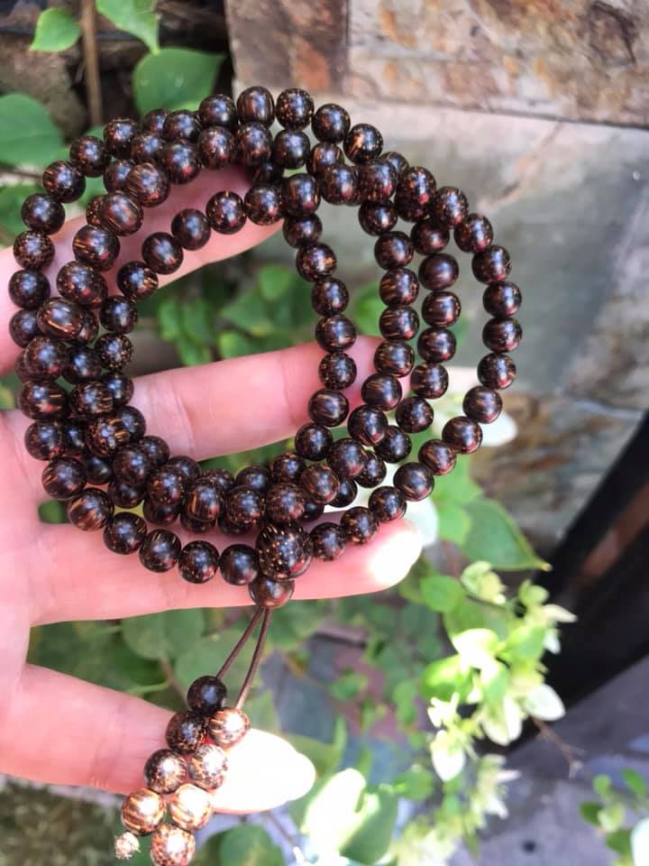 VÒNG ĐEO TAY GỖ TRẦM HƯƠNG QUẤN TAY KIỂU SIZE HẠT 7MM MÙI GỖ TỰ NHIÊN THƠM THƠM NHẸ Ạ MÀU NÂU GỖ VÂN VÂN TỰ NHIÊN ĐEO TAY SANG Ạ