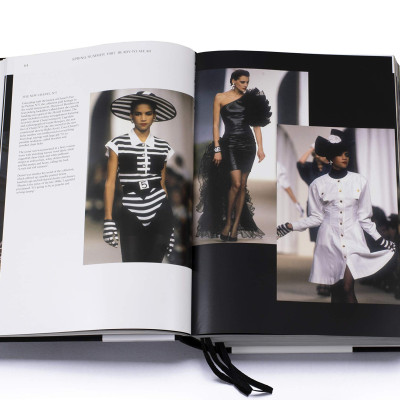 Artbook - Sách Tiếng Anh - Chanel Catwalk