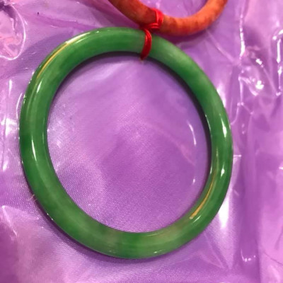 1 CHIẾC VÒNG ĐÁ CẨM THẠCH TRÒN MỎNG 48MM MÀU XANH LÁ TƯƠI SIZE VÒNG 48MM X BẢN MỎNG 6MM NỮ MỘC HỎA MẠNG 35KG-48KG