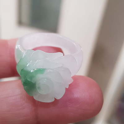 Nhẫn Nữ mới chạm Bông Hồng Nổi màu Trắng Xanh nhẹ rất đẹp đá cẩm thạch tự nhiên Ni 18mm đeo tay xinh lắm  ạ