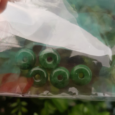 Bộ 5 đồng tiền đá cẩm thạch tự nhiên xanh ngọc đậm đều đẹp Nữ Phối vòng tay,mặt dây chuyền vàng đeo cực kỳ xinh xắn ạ Size hạt 9mm x dầy 3,8mm x lỗ ở giữa đk 2mm mệnh Thủy Mộc Hỏa ạ