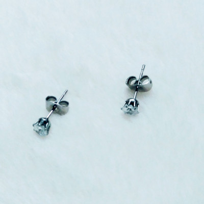 Bông tai nam màu trắng