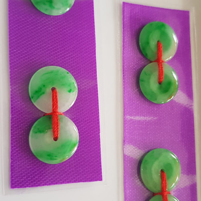 Đôi Bông Tai Đồng Điếu đồng tiền đá ngọc cẩm thạch tự nhiên màu xanh lý trắng bóng mượt đẹp Kích thước Bông Tai đồng tiền điếu ngang 13mm x dầy 2mm Nữ mệnh Thủy Mộc Hỏa về bọc vàng đeo sang tai xinh đẹp lắm món quà tặng Mẹ người thân ý nghĩa ạ