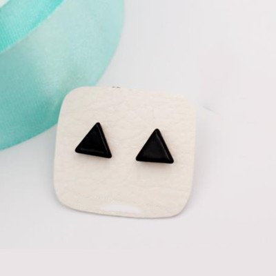 Bông tai nam châm tam giác 9mm BNC17 (Màu đen)