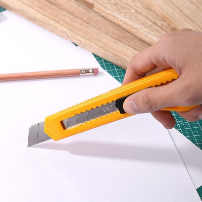 Dao Rọc Giấy Đại  Deli 2061 - Màu Ngẫu Nhiên