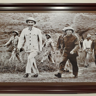 Ảnh gốc đen trắng Bác Hồ và Đại tướng VÕ NGUYÊN GIÁP thăm đơn vị bộ đội 1957 