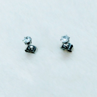 Bông tai nam màu trắng