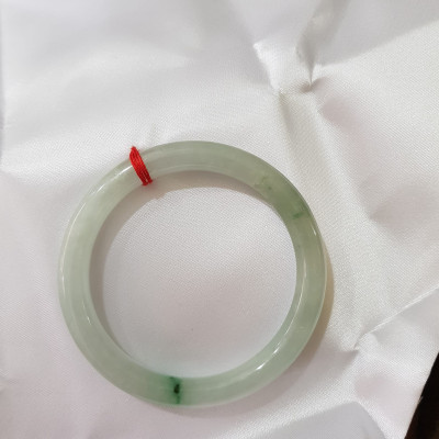 Vòng Tay Đá Cẩm Thạch Xanh Ngọc Nhẹ A SỊN 54mm x 7,5mm Chất liệu đá cẩm thạch tự nhiên màu trắng xanh ngọc nhẹ bóng đẹp Nữ 53kg - 63kg đeo ạ