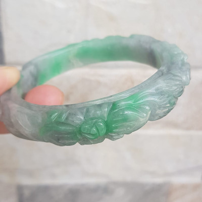 ️Vòng Cẩm Thạch tự nhiên chạm bông mai đẹp Size 56mm x Cao 12mm x dầy may mắn Màu xanh lý tươi trắng xám đẹp sang nữ 54kg - 62kg đeo ạ