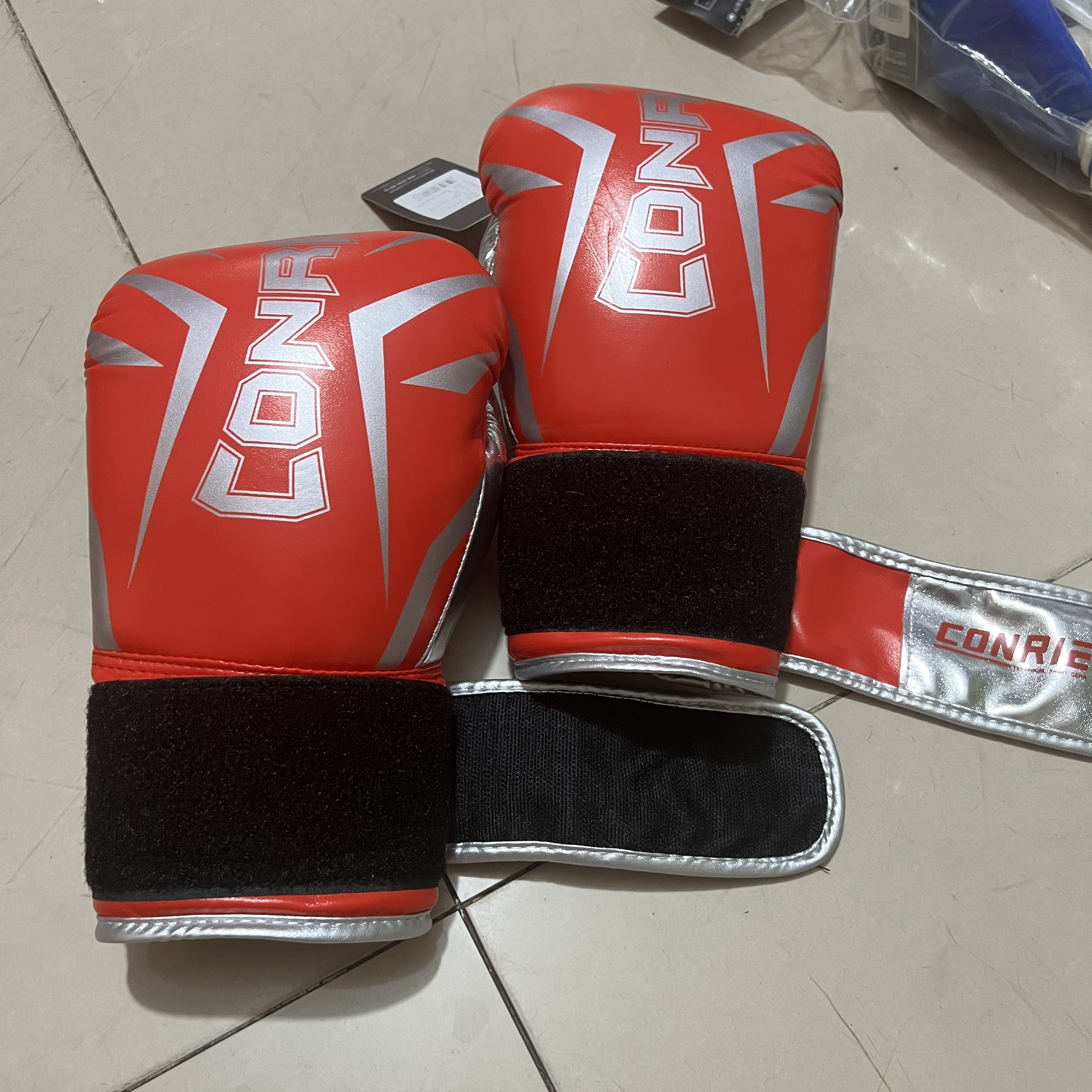 Găng tay đấm bốc -Boxing Conrie KB351, đệm lót mút xốp EVA loại đặc, tính thẩm mỹ và độ đàn hồi tốt, khóa dính ở cổ tay chắc chắn thuận tiện cho người sử dụng