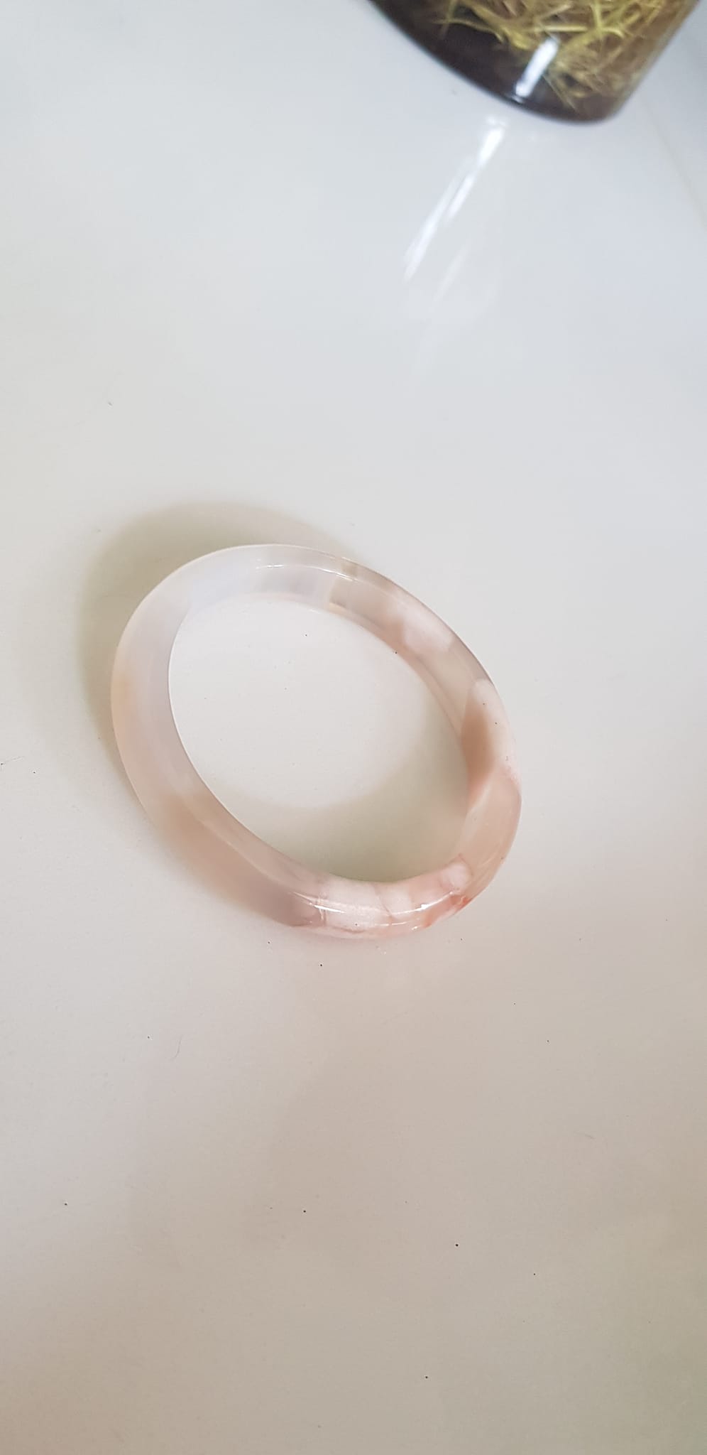 Vòng tay Nữ Bản Hẹ Mới Đá Mã Não Trắng Tuyết rau câu trong bóng quá đẹp luôn ạ Vòng Ni 53mm x Cao 10mm x dầy 6,5mm Nữ mệnh Kim mệnh Thủy Cân nặng 52kg - 55kg đeo xinh tay đẹp lắm ạ