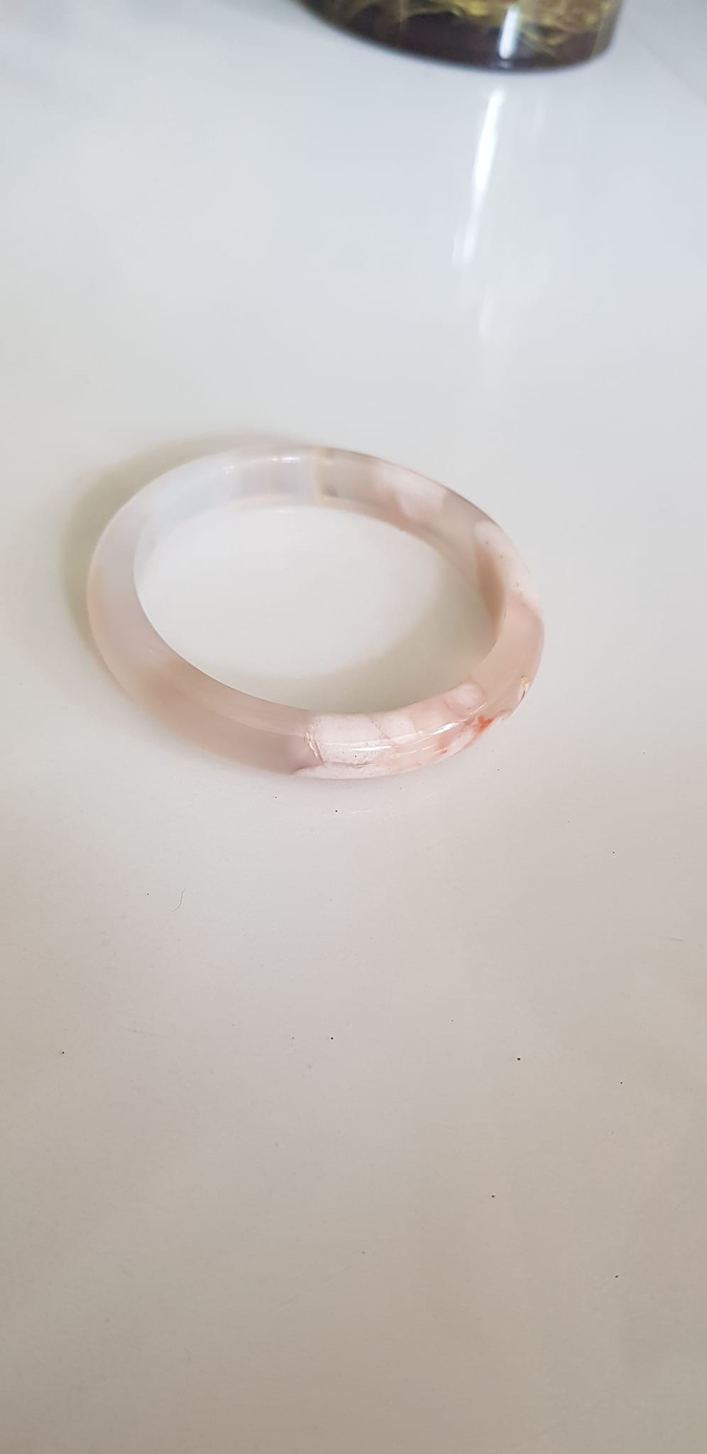 Vòng tay Nữ Bản Hẹ Mới Đá Mã Não Trắng Tuyết rau câu trong bóng quá đẹp luôn ạ Vòng Ni 53mm x Cao 10mm x dầy 6,5mm Nữ mệnh Kim mệnh Thủy Cân nặng 52kg - 55kg đeo xinh tay đẹp lắm ạ