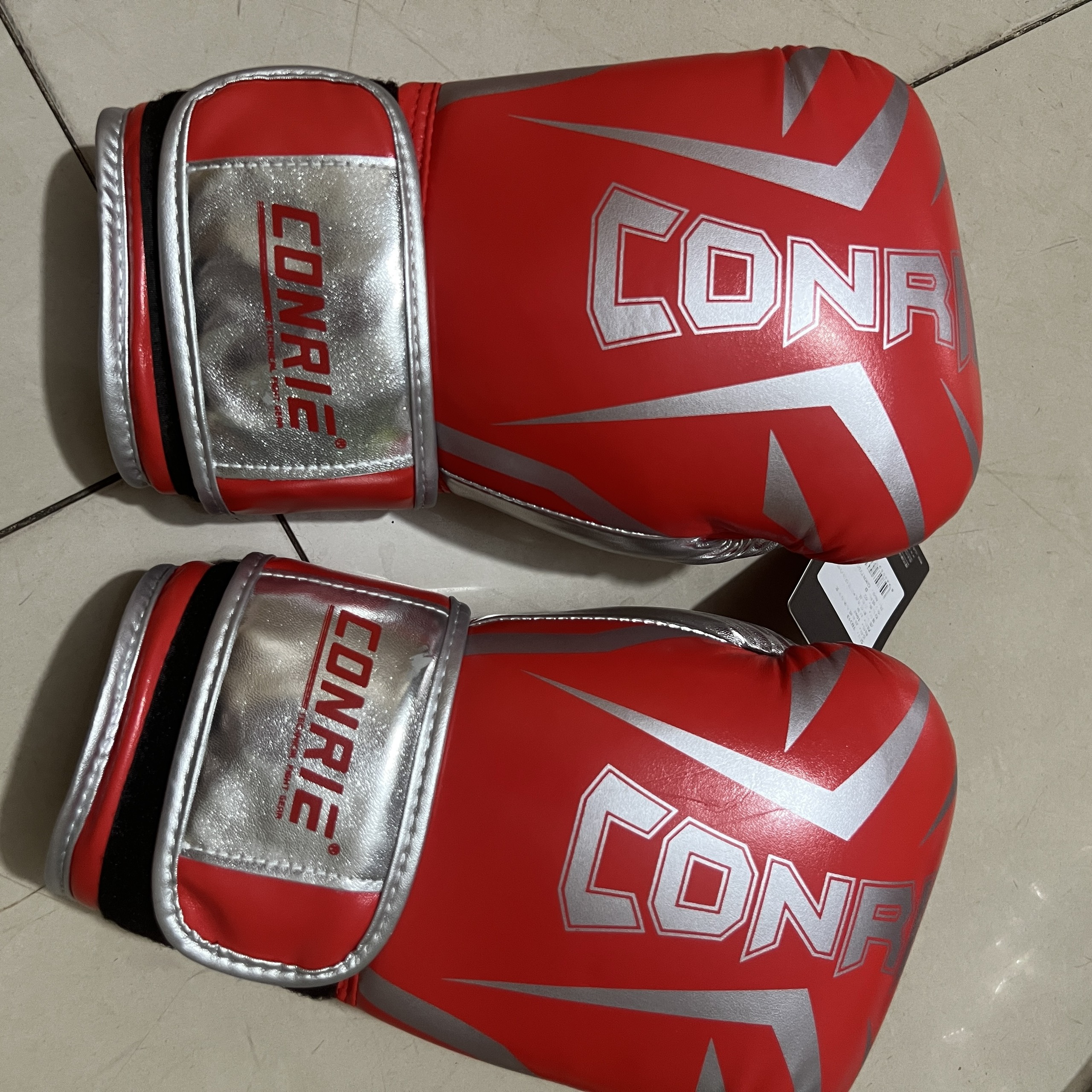 Găng tay đấm bốc -Boxing Conrie KB351, đệm lót mút xốp EVA loại đặc, tính thẩm mỹ và độ đàn hồi tốt, khóa dính ở cổ tay chắc chắn thuận tiện cho người sử dụng