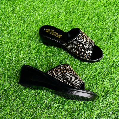 Dép nữ trung niên đế xuồng 5cm Trường Hải màu đen đính đá DN125