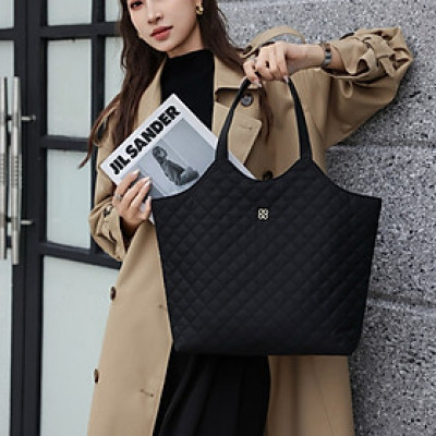 Túi xách to văn phòng  , kiểu dáng thanh lịch   , có nút đính kim loại , có thể kẹp nách hoặc đeo vai , đựng được nhiều đồ cá nhân , mỹ  phẩm vô cùng tiện lợi 