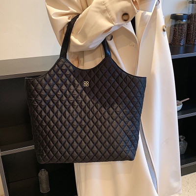 Túi xách  thời trang công sở , có nút đính kim loại , có thể kẹp nách hoặc đeo vai , đựng được nhiều đồ cá nhân , mỹ phẩm vô cùng tiện lợi 