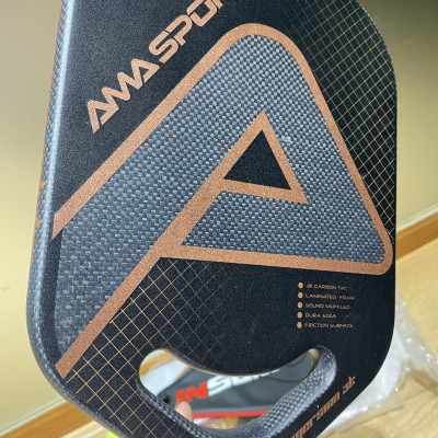 Bộ vợt pickleball AMA SPORT PP002 (gồm 1 vợt,2 bóng, cuốn cán,cuốn viền,túi da) bề mặt sợi carbon 3k dày 18mm cao cấp, diện tích mặt vợt rộng hơn so với các vợt thông thường.