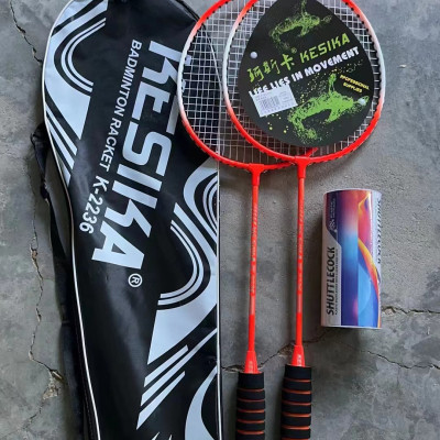 Bộ 2  cây vợt cầu lông hợp kim nhôm , kèm túi đựng , tặng 3 quả cầu ,tay cầm được làm bằng gỗ  chắc tay  ,lót ngoài đệm mút giúp cầm nắm vợt được chắc chắn , dễ dàng