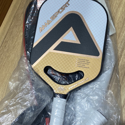 Bộ vợt pickleball AMA SPORT PP002 (gồm 1 vợt,2 bóng, cuốn cán,cuốn viền,túi da) bề mặt sợi carbon 3k dày 18mm cao cấp, diện tích mặt vợt rộng hơn so với các vợt thông thường.