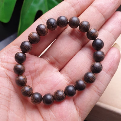 Vòng đeo tay trầm sánh chìm mùi thơm vĩnh viễn