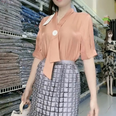 Set áo sơ mi và chân váy hoa siêu xinh.
