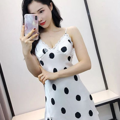 Váy ngủ lụa 2 dây chấm bi xẻ tà