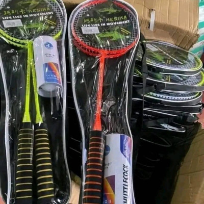 Bộ 2  cây vợt cầu lông hợp kim nhôm , kèm túi đựng , tặng 3 quả cầu ,tay cầm được làm bằng gỗ  chắc tay  ,lót ngoài đệm mút giúp cầm nắm vợt được chắc chắn , dễ dàng