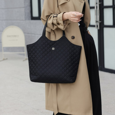 Túi xách  thời trang công sở , có nút đính kim loại , có thể kẹp nách hoặc đeo vai , đựng được nhiều đồ cá nhân , mỹ phẩm vô cùng tiện lợi 
