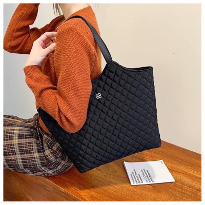 Túi xách  thời trang công sở , có nút đính kim loại , có thể kẹp nách hoặc đeo vai , đựng được nhiều đồ cá nhân , mỹ phẩm vô cùng tiện lợi 