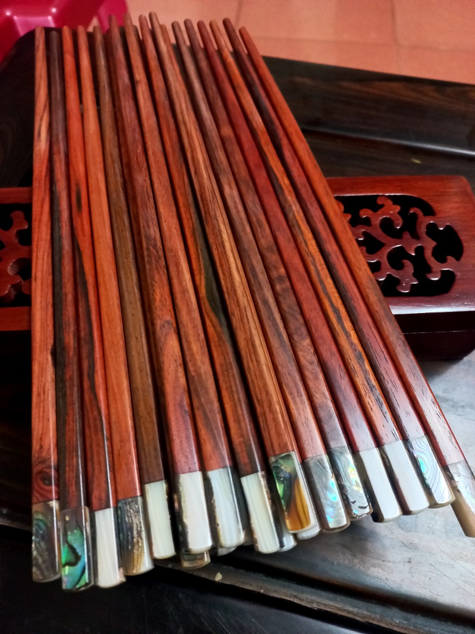 Combo Đũa ăn bằng gỗ trắc đỏ + hộp đũa bằng gỗ hương