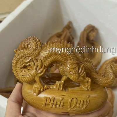 Gạt tàn thuốc là  khắc rồng bằng gỗ bách xanh thơm nức kt 15×10×9cm 