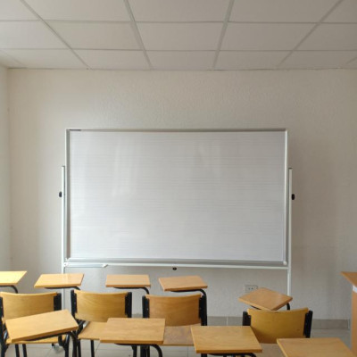 Bảng di động 1 mặt viết bút lông Poly - trắng kẻ ô ly Bavico 1,2x2.0m