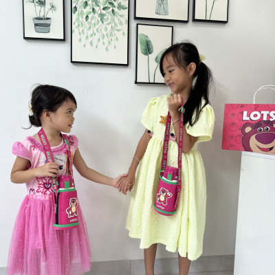 Bình giữ nhiệt cho Bé Gấu dâu Lotso BeddyBear - Dung tích 600 ml - 2 Nắp thay thế - Chất liệu cao cấp SUS316 - Tặng kèm túi đeo xinh xắn - Bảo hành chính hãng 1 năm - RT103-600-GAUDAU