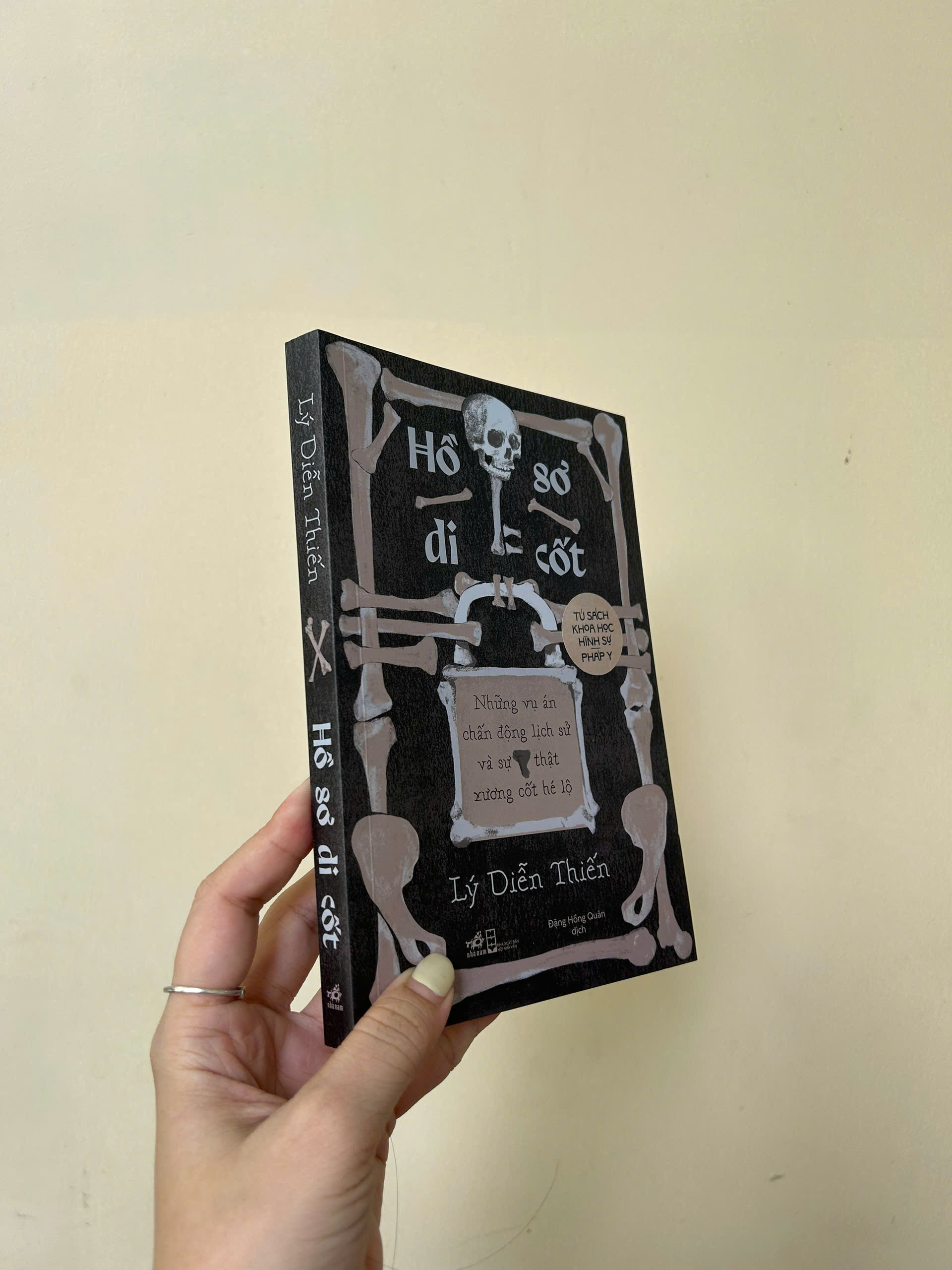 Sách - Hồ sơ di cốt (Nhã Nam HCM)