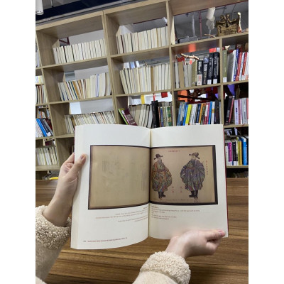 Nghệ Thuật Minh Họa Áo Mũ Thời Nguyễn Đầu Thế Kỷ XX - Alphabooks - BẢN QUYỀN