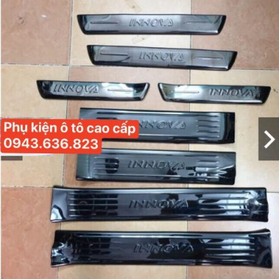Ốp bậc chân chống xước cửa xe dành cho Toyota Innova 2017, 2019, 2020 Titan