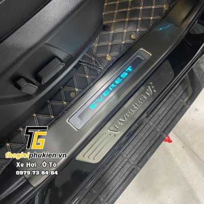 BỘ SẢN PHẨM Nẹp bước chân và ốp chống trầy cốp Ford Everest 2016-2019 - Mẫu Inox
