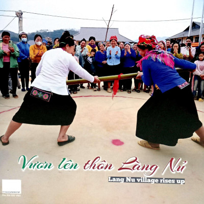Sách - Vươn Lên Thôn Làng Nủ - Lang Nu Village Rises Up
