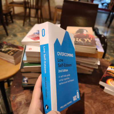 Sách - Overcoming Low Self-Esteem: A Self-Help Guide Using Cognitive Behavioural Techniques by Melanie Fennell