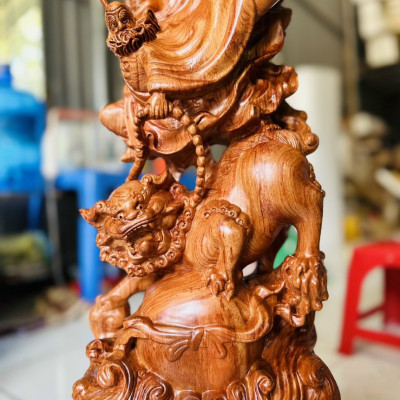 TƯỢNG ĐẠT MA SƯ TỔ TRẤN SƯ TỬ VÀ RỒNG BẰNG GỖ HƯƠNG ĐÁ KT CAO 60×24×14CM