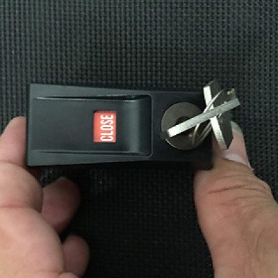 Khóa tủ sắt cửa lùa REAL T125 dùng cho tủ Hòa Phát 2 cánh trượt T6 chìa thau - MSOFT