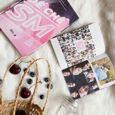 Combo Sách Hot - Số Lượng Có Hạn: Đế Chế SM + Gỉai Mã Hành Tinh EXO (Tặng Kèm Photobook In Màu, Bookmark Happy Life)